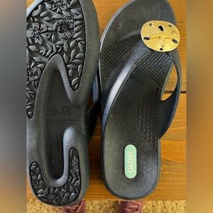 OkaB flip flops NWOT Medium